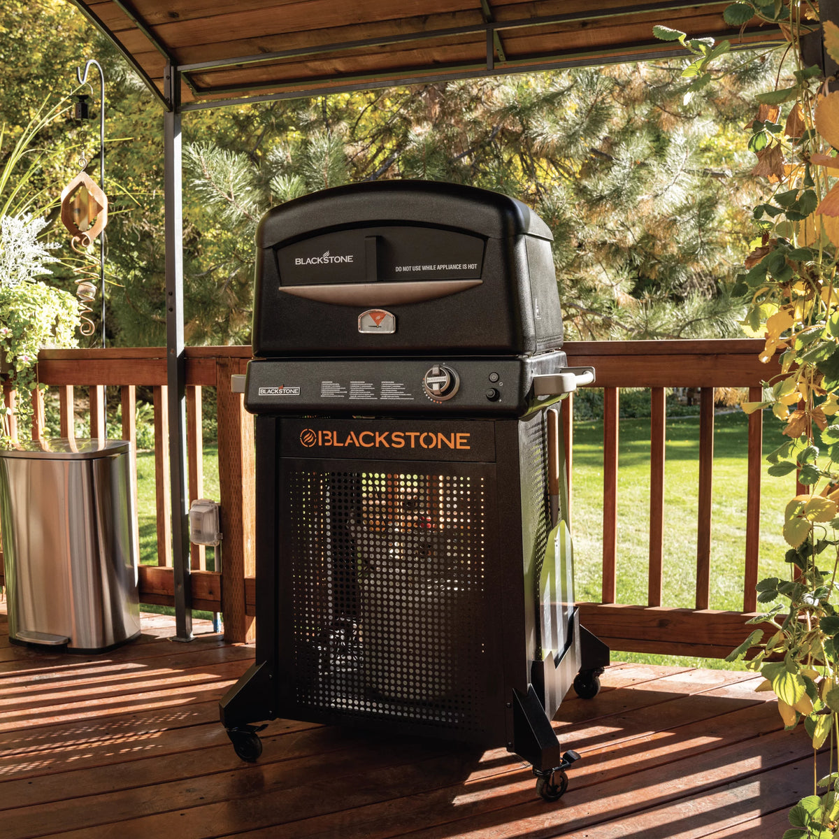 Blackstone Propane Outdoor Pizza Oven with Stand and Pizza Peel X82847